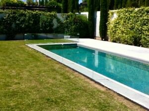 Barandilla de cristal templado en terraza junto a piscina, Fuenlabrada